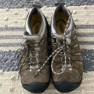 Woman’s Keen steel toe work boots. Size is 10w (wide)